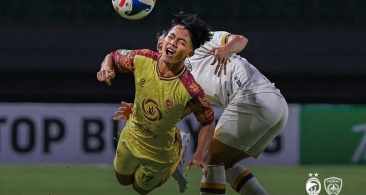 Pemain Sriwijaya FC saat duel dengan pemain PERSIKAD di Pegadaian Championship musim 2025/2026. (foto : instagram Sriwijaya FC)