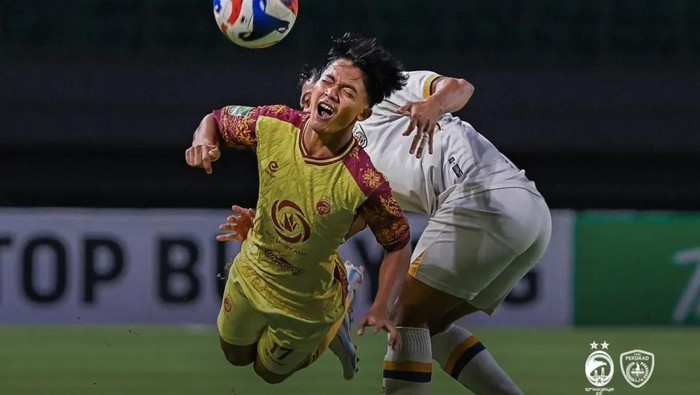 Pemain Sriwijaya FC saat duel dengan pemain PERSIKAD di Pegadaian Championship musim 2025/2026. (foto : instagram Sriwijaya FC)