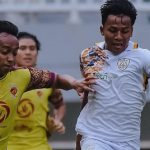 Pemain SFC (Jersey kuning) mencoba menghentikan pergerakan pemain PERSIKAD, dalam pertandingan di Pegadaian Championship. (foto : Instagram @persikad)