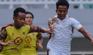 Pemain SFC (Jersey kuning) mencoba menghentikan pergerakan pemain PERSIKAD, dalam pertandingan di Pegadaian Championship. (foto : Instagram @persikad)