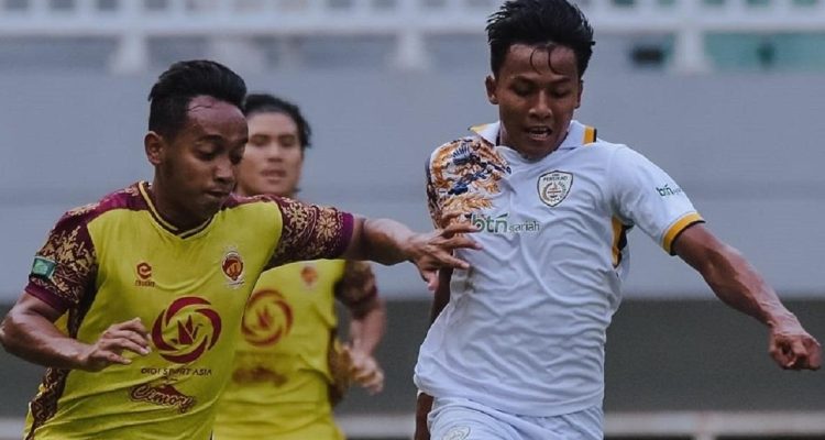 Pemain SFC (Jersey kuning) mencoba menghentikan pergerakan pemain PERSIKAD, dalam pertandingan di Pegadaian Championship. (foto : Instagram @persikad)