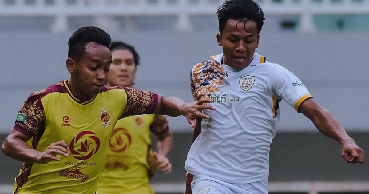 Pemain SFC (Jersey kuning) mencoba menghentikan pergerakan pemain PERSIKAD, dalam pertandingan di Pegadaian Championship. (foto : Instagram @persikad)