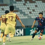 Pemain Sriwijaya FC mencoba menghentikan pergerakan pemain Sumsel United pada pertandingan pekan ke 21 Pegadaian Championship di Stadion Gelora Sriwijaya Jakabaring, Palembang, har Sabtu, 28 Februari 2026. (foto : Sumsel United)