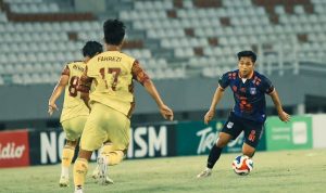 Pemain Sriwijaya FC mencoba menghentikan pergerakan pemain Sumsel United pada pertandingan pekan ke 21 Pegadaian Championship di Stadion Gelora Sriwijaya Jakabaring, Palembang, har Sabtu, 28 Februari 2026. (foto : Sumsel United)