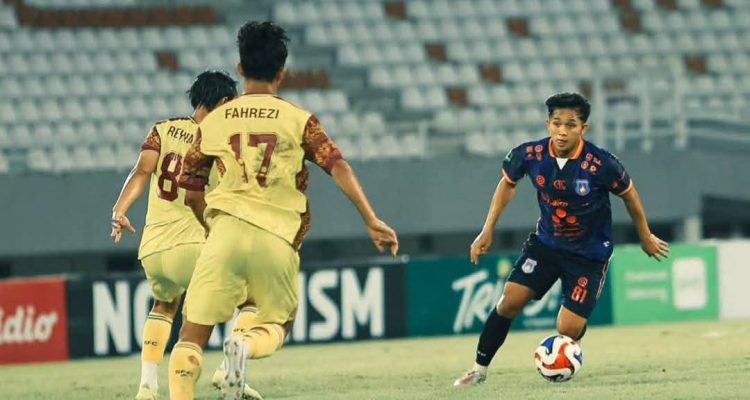 Pemain Sriwijaya FC mencoba menghentikan pergerakan pemain Sumsel United pada pertandingan pekan ke 21 Pegadaian Championship di Stadion Gelora Sriwijaya Jakabaring, Palembang, har Sabtu, 28 Februari 2026. (foto : Sumsel United)