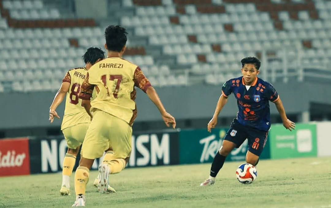 Pemain Sriwijaya FC mencoba menghentikan pergerakan pemain Sumsel United pada pertandingan pekan ke 21 Pegadaian Championship di Stadion Gelora Sriwijaya Jakabaring, Palembang, har Sabtu, 28 Februari 2026. (foto : Sumsel United)